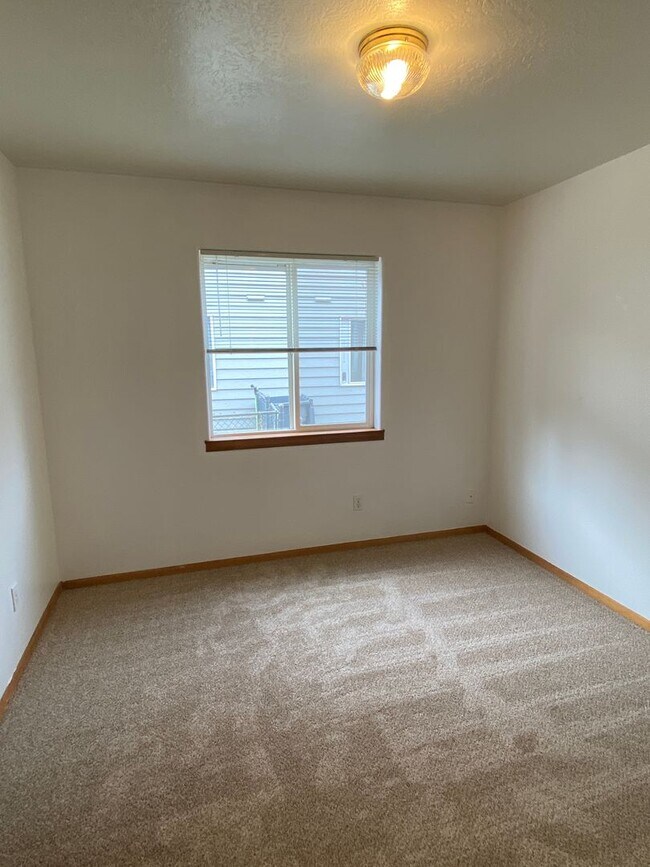 Building Photo - Spacious 3-bedroom/1 bath duplex in Albany!