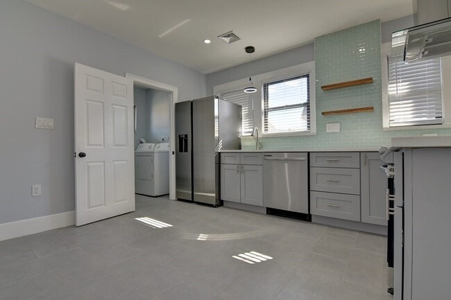 Building Photo - 9 Elm Ave