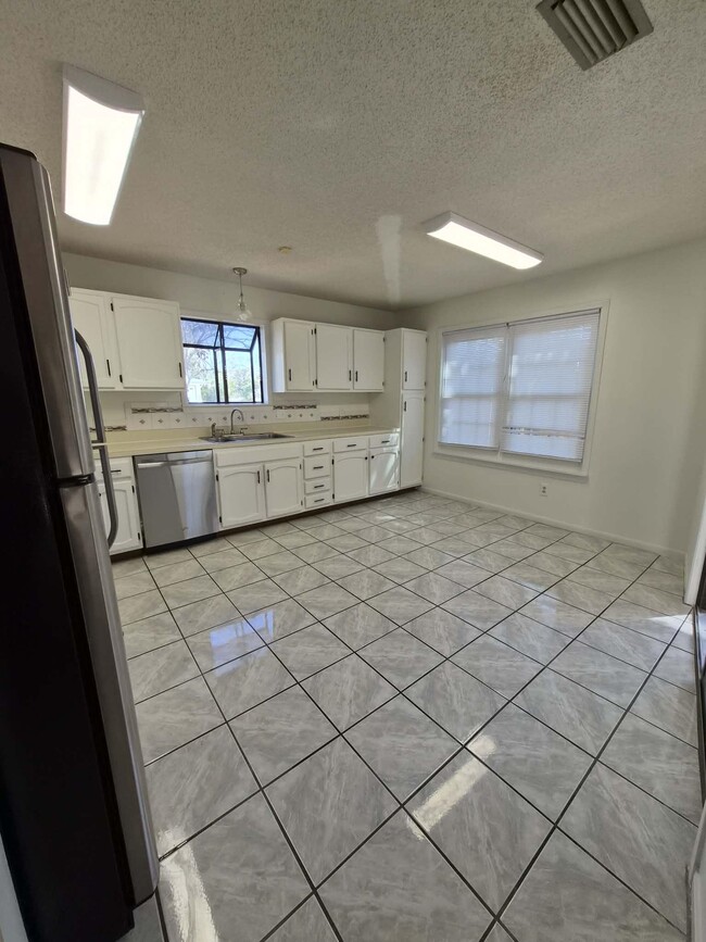 Building Photo - 57 Shores Blvd