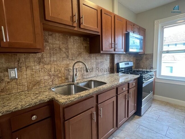 Building Photo - 265 Middle St