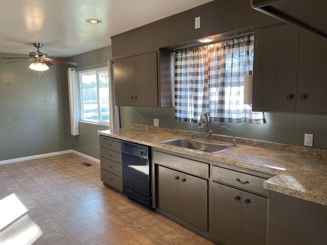 Building Photo - Incredible 3bd/2ba house surrounded by working orchards! Available now!