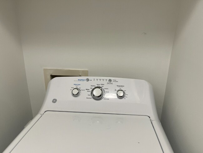 Building Photo - 11084 Harrowfield Rd