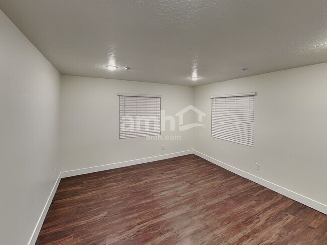 Building Photo - 1221 Redbud Dr