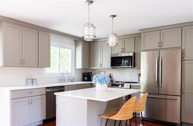 Building Photo - 11 N Hillview Dr