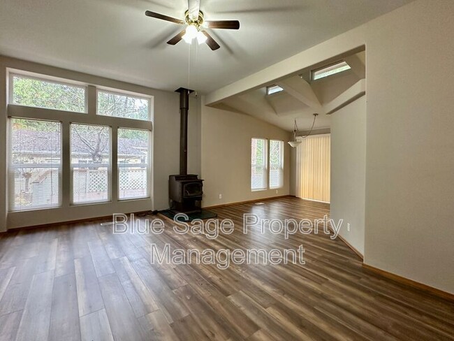 Building Photo - 1375 S Bagley Creek Rd