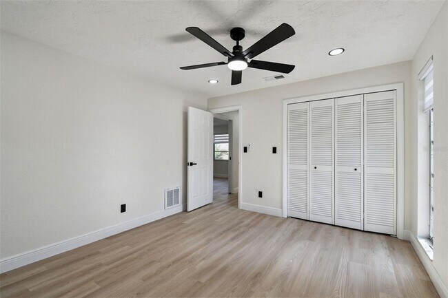 Building Photo - 970 Rolling Hills Dr
