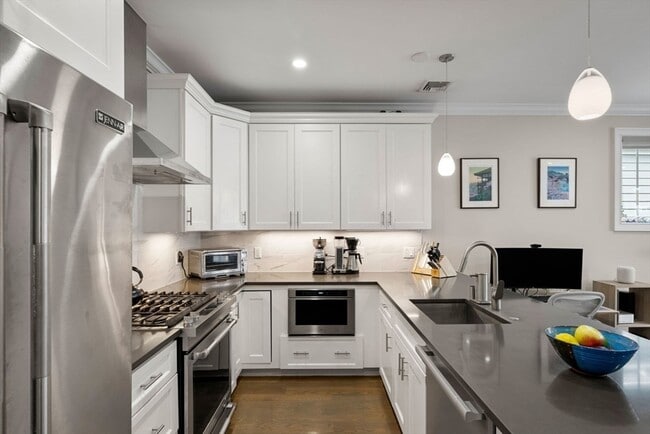 Building Photo - 205 W 8th St