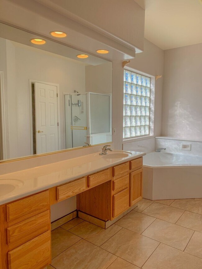 Building Photo - Beautiful West Side Home in Gated Community