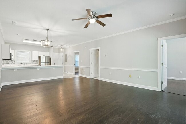 Building Photo - Move-in Ready: 2 Bedroom Condo!