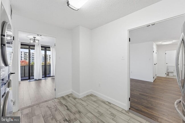 Building Photo - 250 S Reynolds St