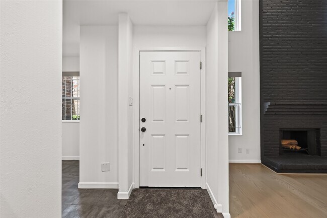 Building Photo - 5524 Beverly Hill St
