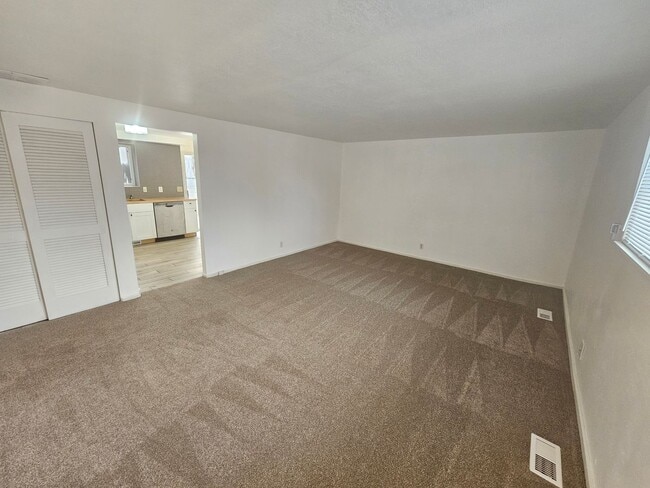 Building Photo - Close to Sugar House Park 2 Bd 1 Ba Basement Duplex