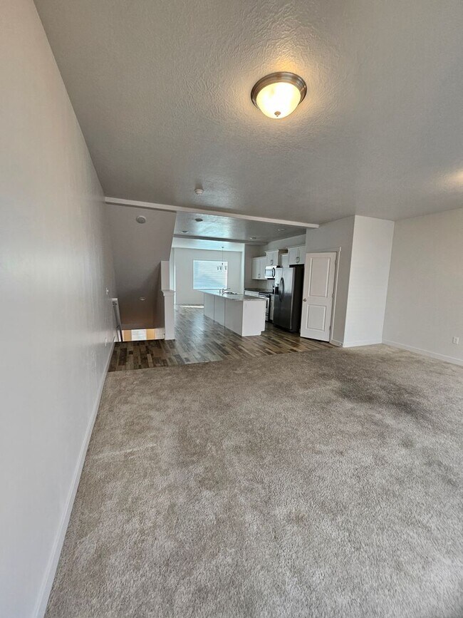 Building Photo - 4 Bedroom Town Home for Rent