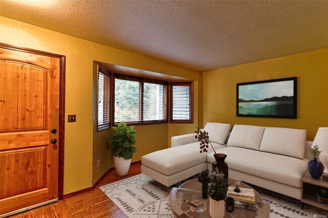 Building Photo - Versatile 3-Bedroom Silver Lake Home with ...