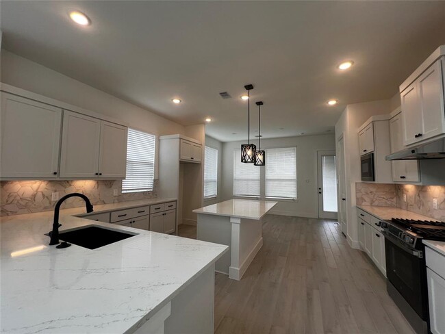 Building Photo - 10931 Cres Spg Dr
