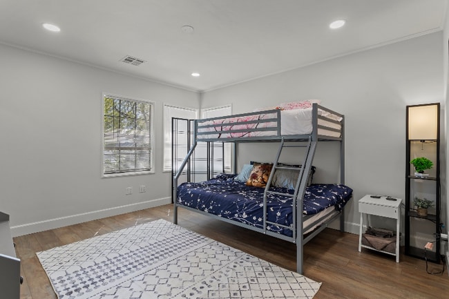 Building Photo - 1015 E Verdugo Ave