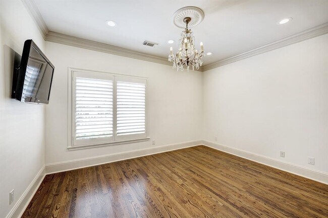 Building Photo - 5124 Chevy Chase Dr
