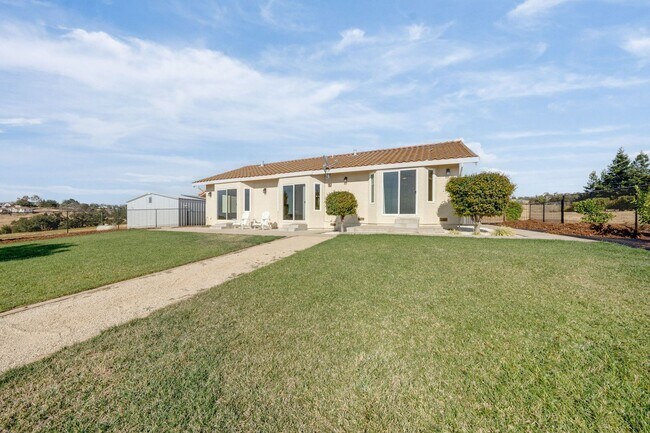 Building Photo - Spacious 3 Bed, 2 Bath Home with Acreage, ...