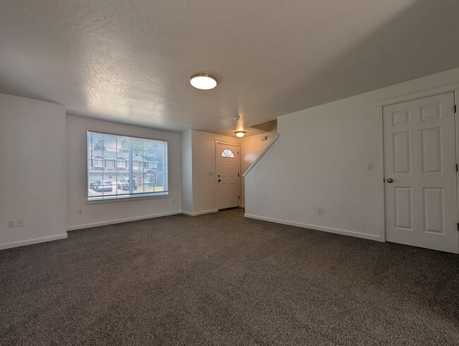 Building Photo - Nice 3 bed/1.5 bath duplex with fenced-in yard and 1 car garage