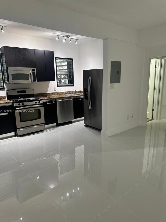 Building Photo - 4812 Pine Tree Dr