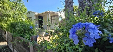 Building Photo - Charming City Heights Home – Private Yard, Deck & Walk to Schools