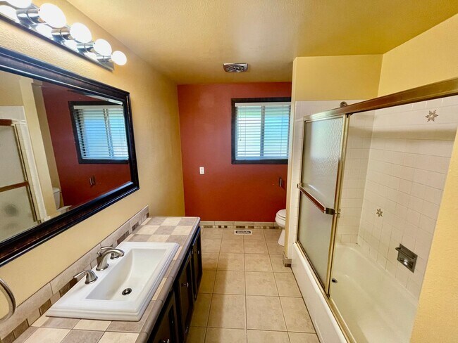 Building Photo - Sprawling 5bd/3bath Split-Level Home | Sto...