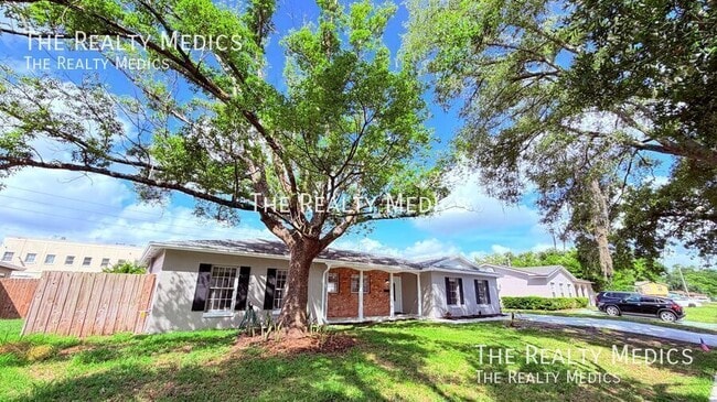 Building Photo - 6 Carriage Hill Cir