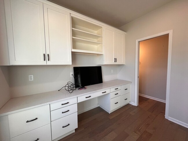 Building Photo - Move- In Ready 3 Bedroom Townhome!
