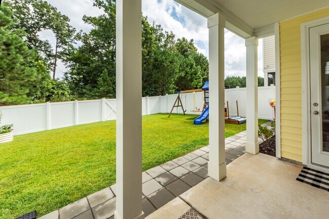 Building Photo - 121 Hawthorne Landing Dr