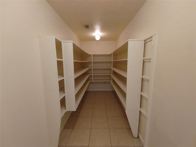 Building Photo - 28811 Sedgefield St