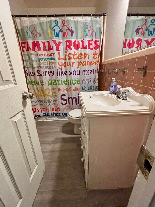 Building Photo - Spacious 4 Bed 2 Bath with Enclosed Patio and Stainless Steel Appliances