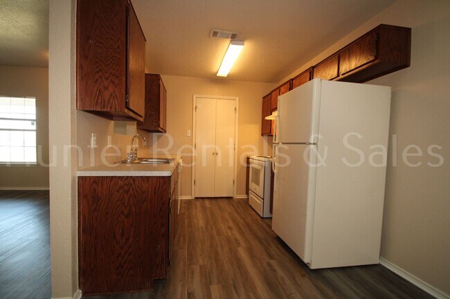 Building Photo - Spacious Duplex!