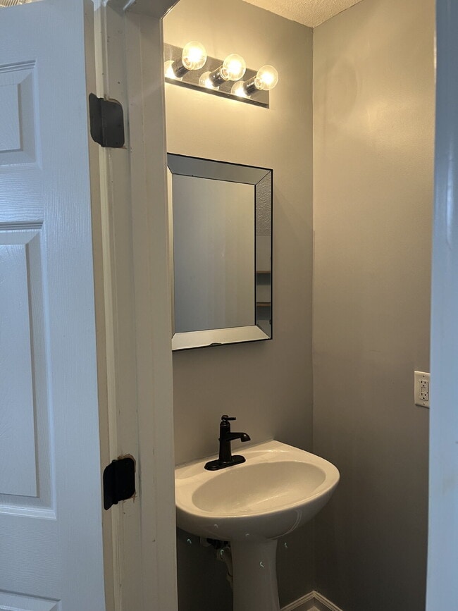 Building Photo - "Spacious 3-Bedroom Townhouse Retreat with Fireplace & Hardwood Floors in Antioch!"