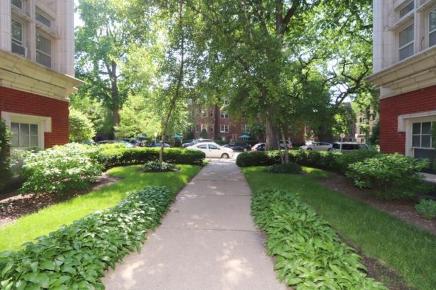 Courtyard view - 224 N Oak Park Ave