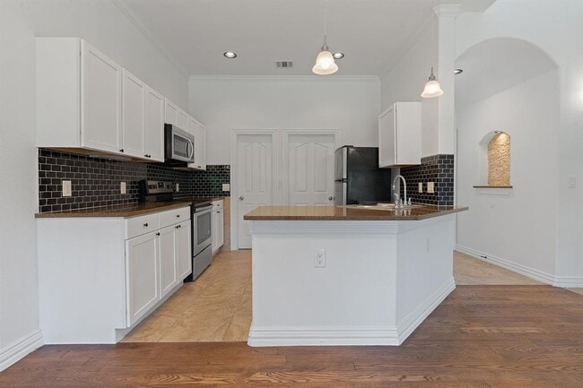 Building Photo - 404 Mesa Dr
