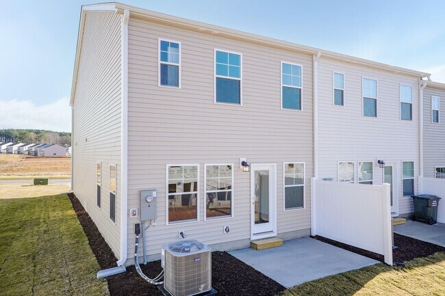 Building Photo - Brand New Townhome!