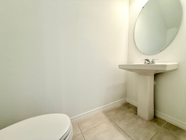 Building Photo - Designed for the way you live! 3Bedrooms/2.5Bath Edgewater Townhome