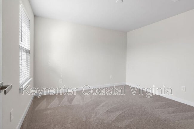 Building Photo - 153 Kenny Ln