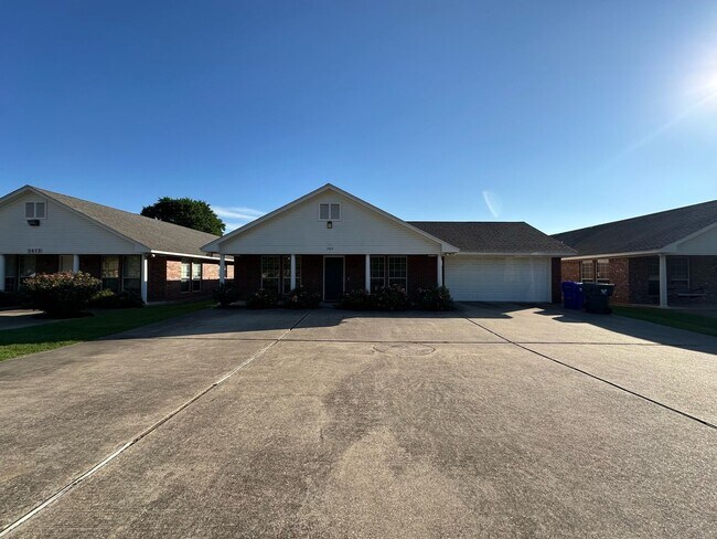 Building Photo - Spacious 4/4 House with Yard in the Baylor...