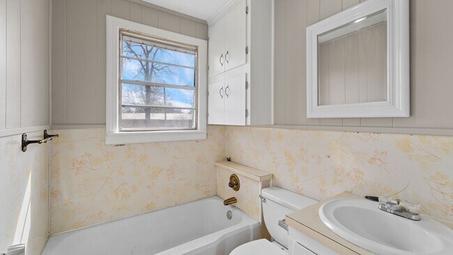 Building Photo - Cute home in New Boston