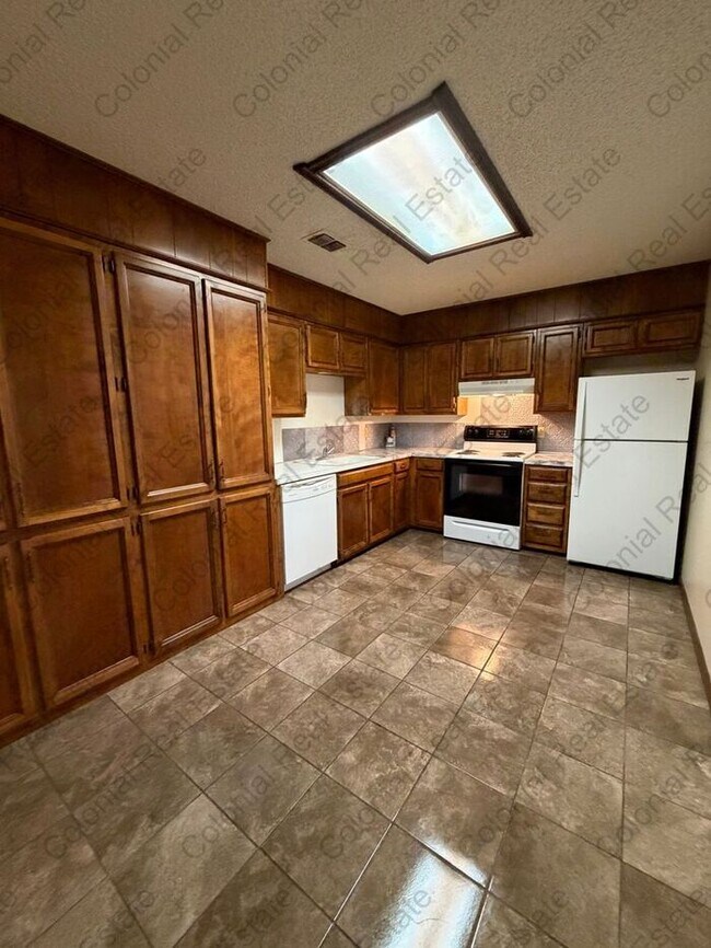 Building Photo - Cozy 2 bedroom 1 bathroom apartment with fireplace.