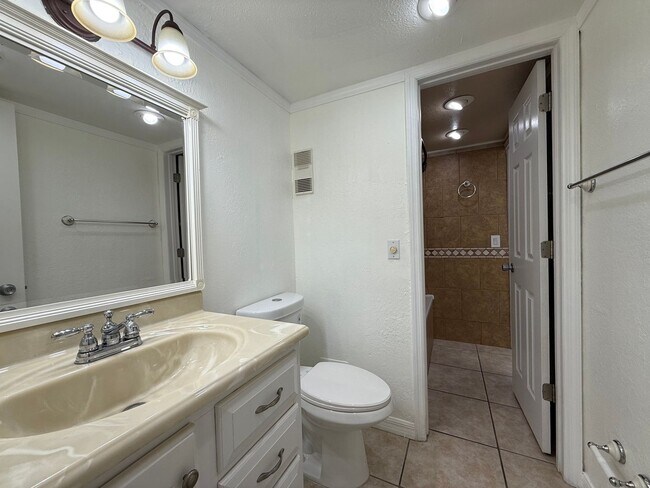 Building Photo - Spacious 2 bedroom 2 bathroom condo in gated community