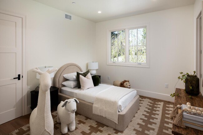 Building Photo - 164 Waverley St