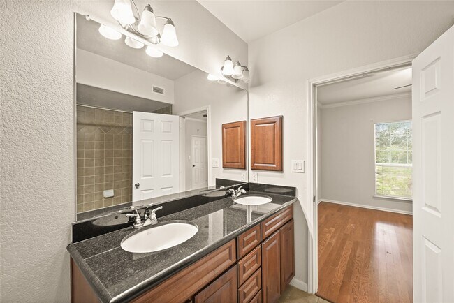 Building Photo - 9200 Westheimer Rd