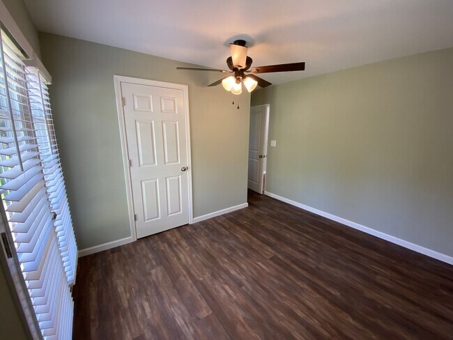 Building Photo - Adorable and Updated 3BR, 2BA Brick Ranch in the heart of Martinez!