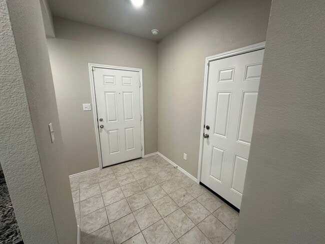 Building Photo - AVAILABLE NOW!