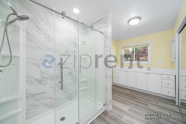 Building Photo - 12917 NE Holladay St