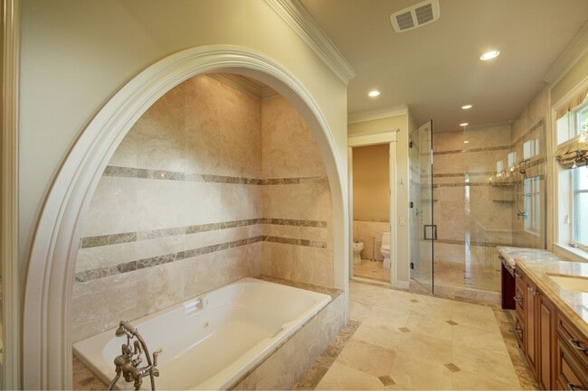 Building Photo - 4Bd+Den/4.5Ba Clyde Hill House