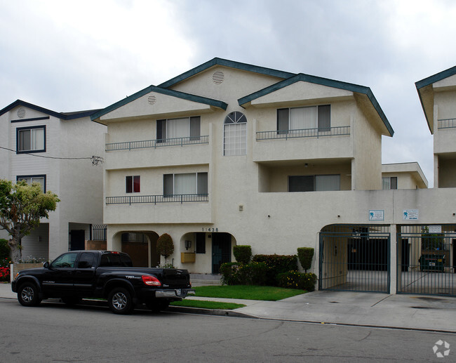 Building Photo - Pacific Villas