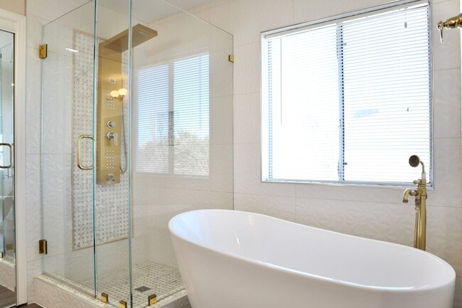 Building Photo - Luxurious 3-bedroom home - beautiful, must...